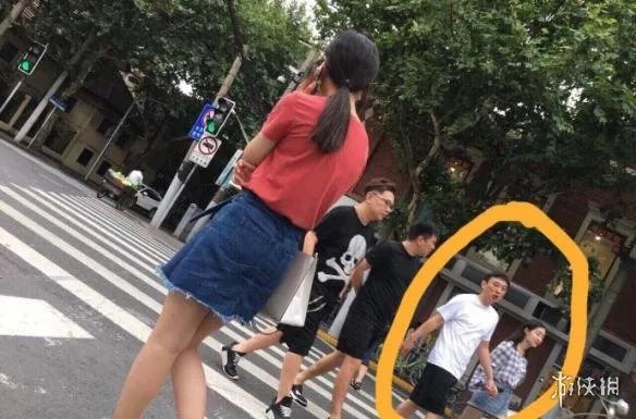豆得儿晒亲密毕业照惹怒王思聪？老王被拍牵手新女孩