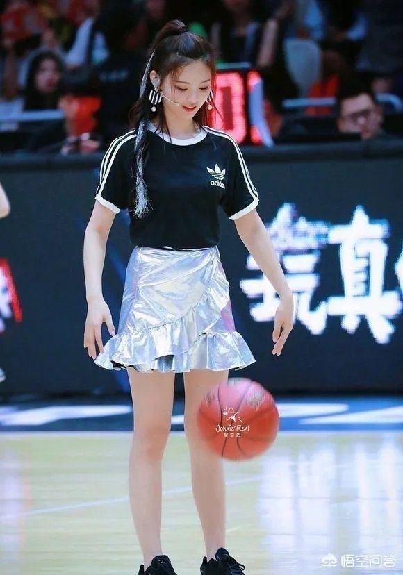 如何看待杨超越参与世界杯抽签？