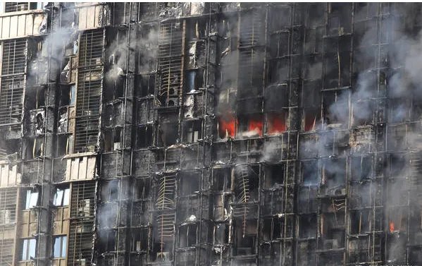 郑州一高层建筑着火现场什么情况？