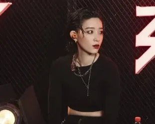 李斯丹妮微博“抖落”姐姐3的库存碎片，她在节目中的表现如何？