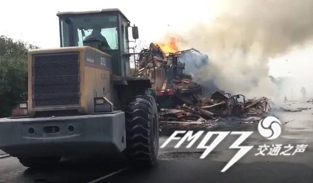 双11快递货车在浙江高速上起火，4500多件快递“葬身火海”，这该谁负责？