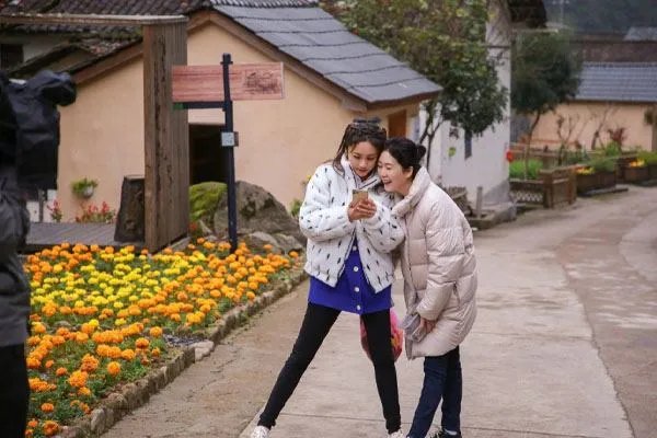 刘芸发微博分享和妈妈的合影，为何网友关注点都在阿姨身上？