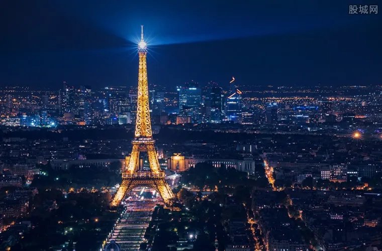 铁塔免费高空滑索 以时速90公里的速度滑行俯瞰巴黎
