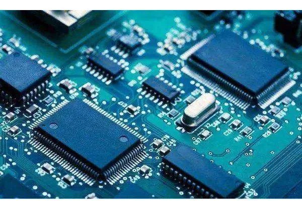 半导体存储器有几类，分别有什么特点？