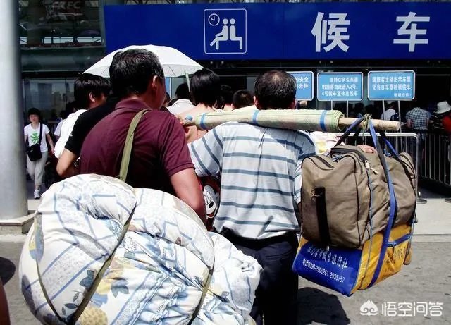 江苏海安县火车站，一男子扛144万坐火车，大家怎么看？