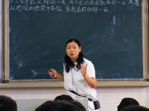 小学女教师两个月升副校长，她是真材实料吗？