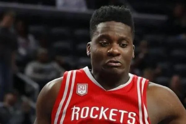 卡佩拉身穿中文“饼皇”T恤亮相，中国火密有什么想法呢？