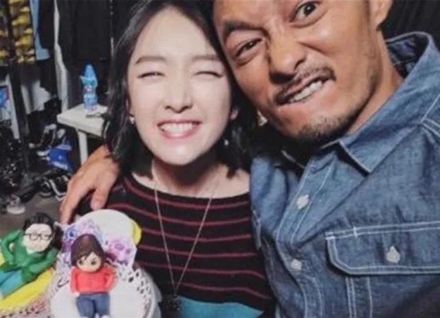 余文乐大婚，周冬雨为何要