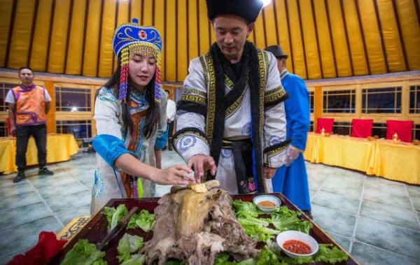 在蒙古包过夜，看见女主床头系的红绳，这是什么意思？