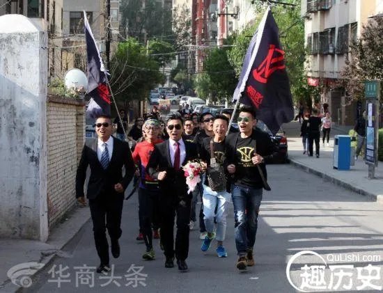 宝鸡现“跑步迎亲”  新郎新娘因跑步相识