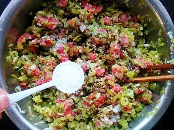 正宗芹菜猪肉饺子馅的做法