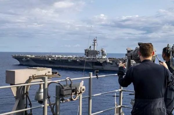 美国两艘航母感染新冠病毒,已确诊38人,到底怎么回事?