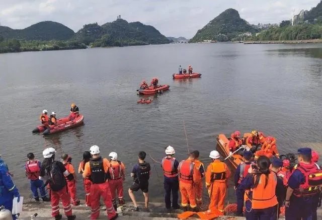 贵州公交坠湖事故已致21死，如此惨剧是如何发生的？