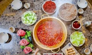 重庆游客坐冰桶里吃火锅，这是一番怎样的景象？