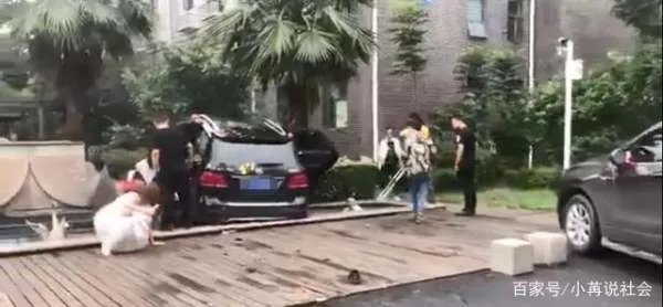 婚车失控撞死两姐弟，新娘从婚车下来后，婚礼正常进行！你怎么看待这件事？