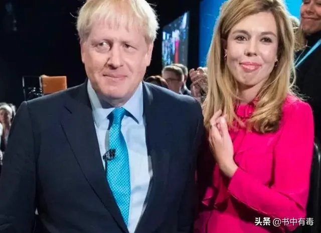 约翰逊能下床行走了，知道美国开出的“药方”了吗？