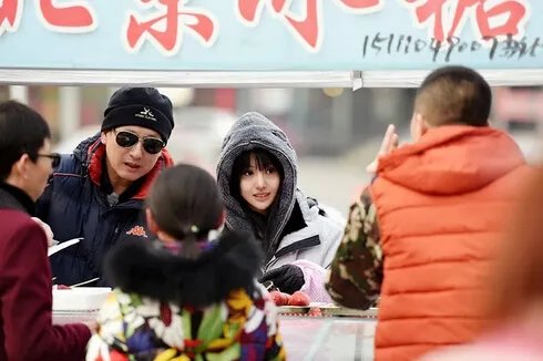 郑爽街边卖糖葫芦 英俊帅气老爸成焦点