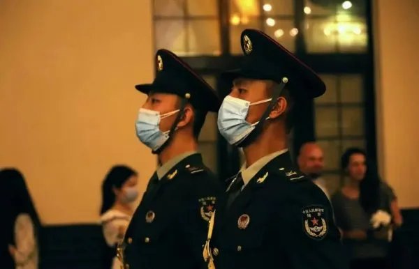 中国仪仗队跟外国仪仗队你更喜欢哪一个？为什么？