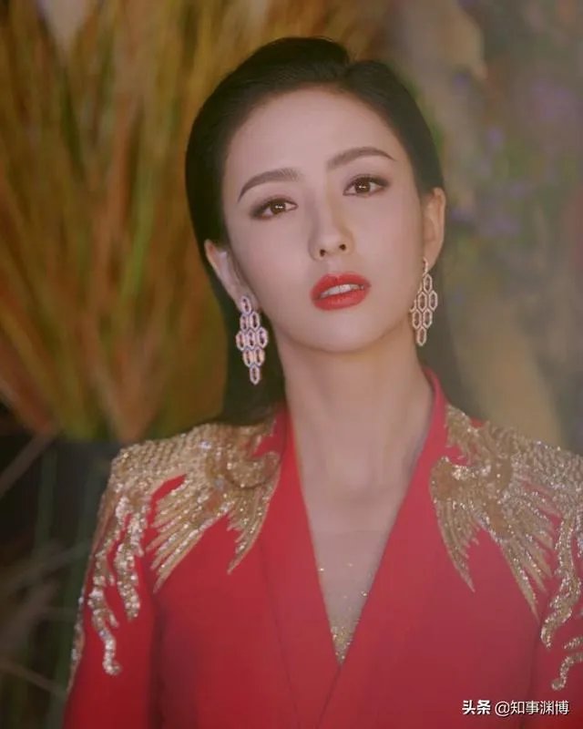 佟丽娅为何能主持春晚?