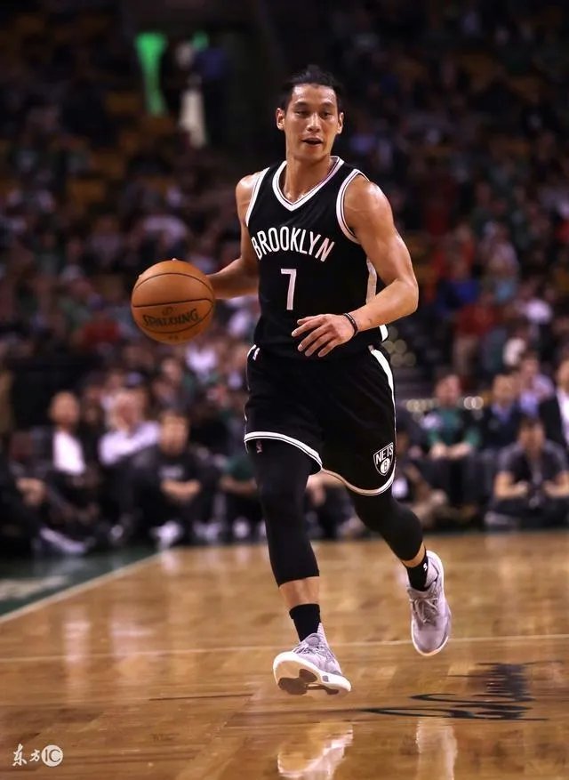 苏群微博放图林书豪被达伦·科里森推了一把导致韧带拉伤赛季报销，你对这件事怎么看？