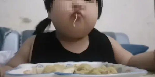 父母回应3岁女孩被喂到70斤当吃播,真相到底是什么?