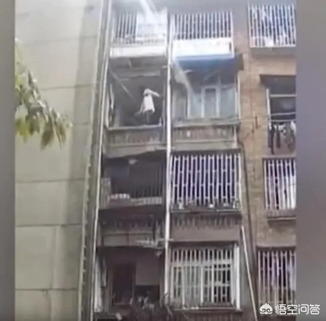 四川泸州一民警机智“撩妹”救下轻生女孩，你怎么看？