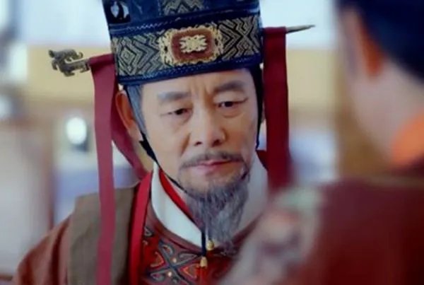 中国的棺材为什么是一头高一头低，西方则是平的，有什么讲究吗？