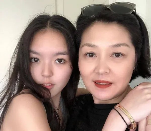 主持人李咏去世三周年，哈文母女发文悼念让人泪目，她们现在过的怎么样呢？