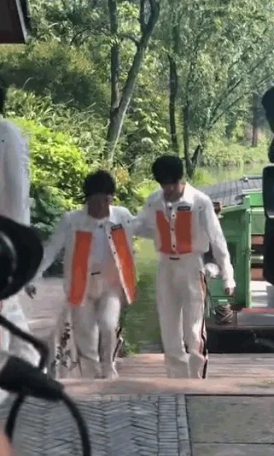 蔡徐坤郭麒麟搭肩什么情况 《奔跑吧》路透照来了