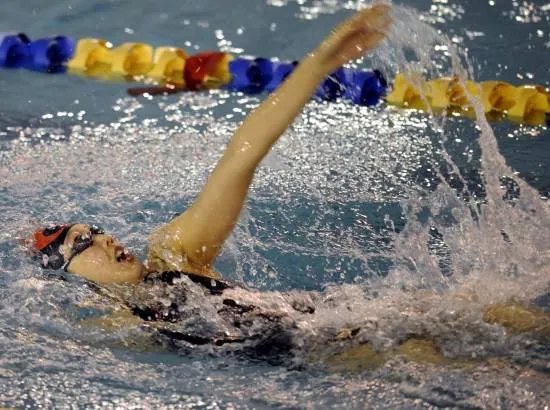 学游泳先学哪种泳姿好？初学者要注意什么？