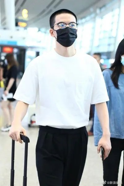 仝卓风波后首现身 寸头出镜眉头紧锁黑眼圈明显
