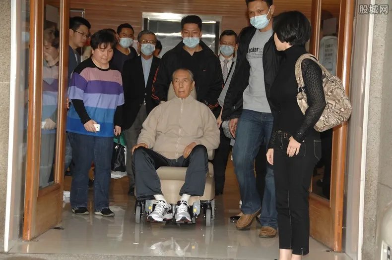 赌王病情疑恶化 他几百亿资产分完了吗