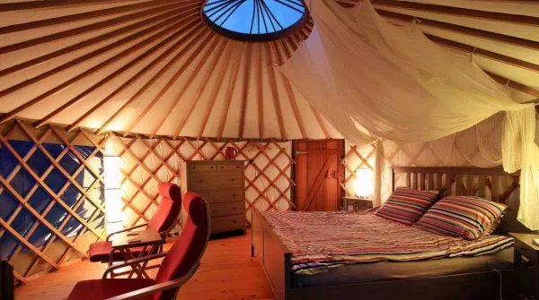 在蒙古包过夜，看见女主床头系的红绳，这是什么意思？