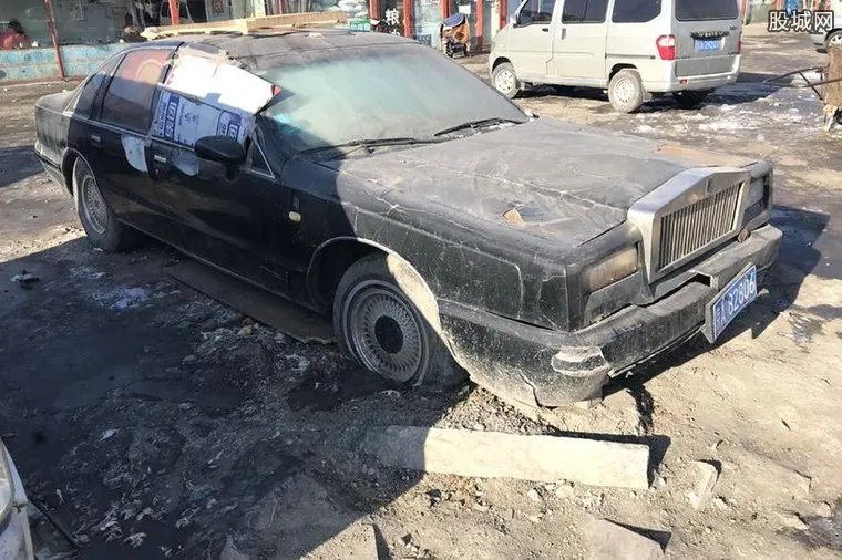 劳斯莱斯被弃街头 千万级豪车竟沦为杂物仓库