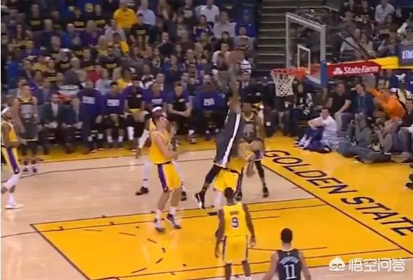 库兹马篮下协防，考辛斯顺下接球完成劲爆隔扣，倒地的库兹马表情狰狞。你怎么看？