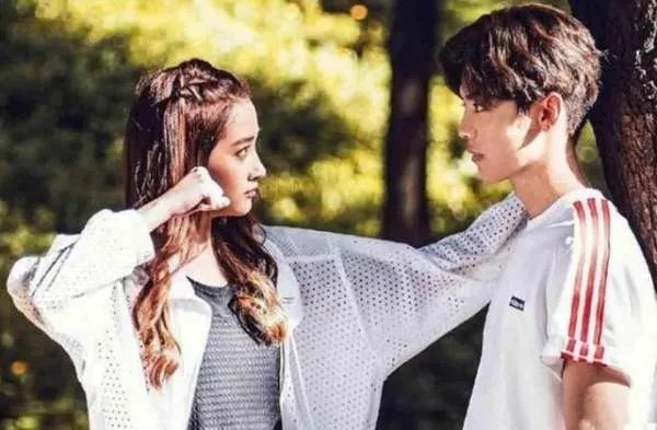 鹿晗与关晓彤现在的关系怎么样？为什么他们的婚事迟迟不办呢？