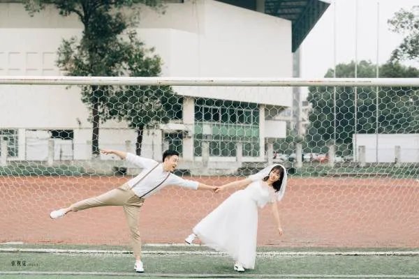 大理多人躺网红公路中间拍照引热议，这种行为存在哪些安全隐患？