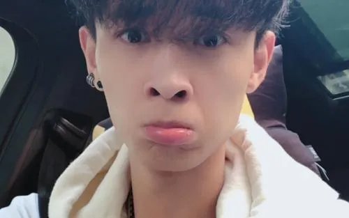 秦霄贤个人资料简介家里干什么的是富二代吗 秦霄贤家公司叫啥