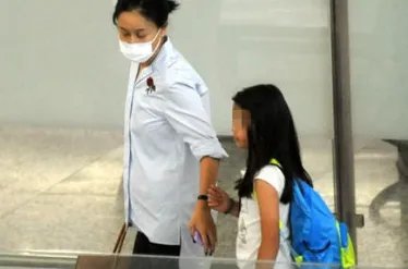 那英携女儿健身？