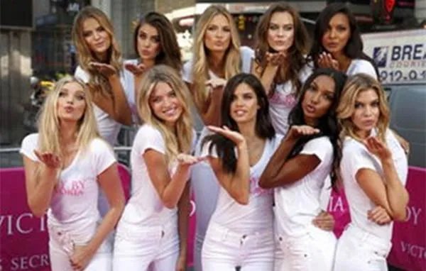 维密史上失误瞬间，大佬们都是如何化解尴尬的？