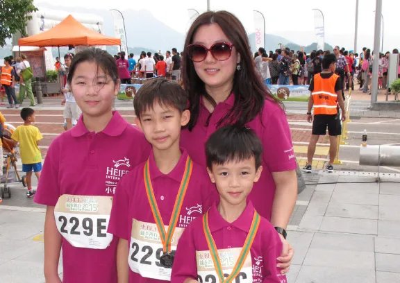 梁锦松被传出轨，伏明霞立马离婚，她并没有印象中那么傻，对此你怎么看