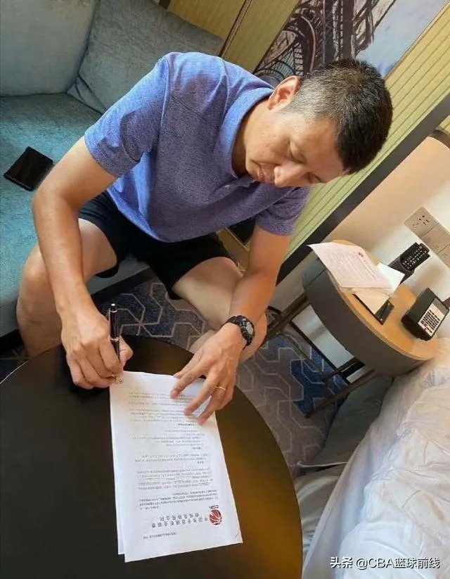 郭士强正式签约广州男篮，他的年薪有多少？会比辽宁时期高吗？