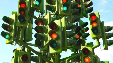 法国多地为何计划减少红绿灯？