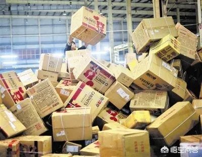 泉州一快递员私拆包裹，面临50万元索赔，你怎么看？