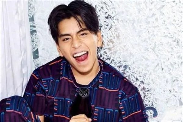 王大陆和张天爱亲密搂抱，他们仅仅是好朋友吗？