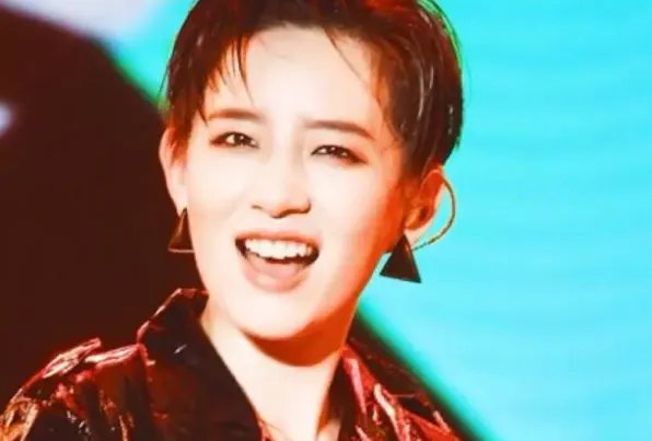 李斯丹妮微博“抖落”姐姐3的库存碎片，她在节目中的表现如何？