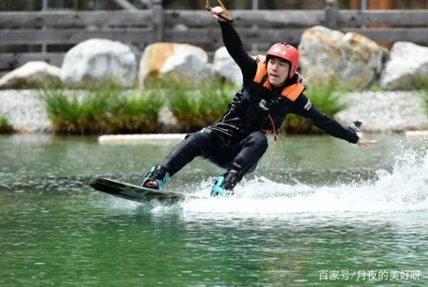 李小璐陪甜馨海边游玩超开心，贾乃亮疑似同行，俩人要破镜重圆吗？