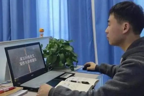 老师站楼道给学生讲课，这样的效果真比网课好？