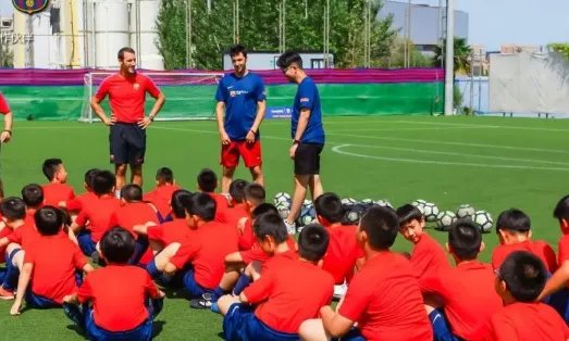 布茨克斯的技术风格是怎样的，他为何能坐稳巴萨和西班牙的双料主力后腰？