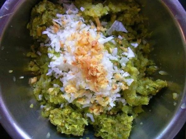 正宗芹菜猪肉饺子馅的做法